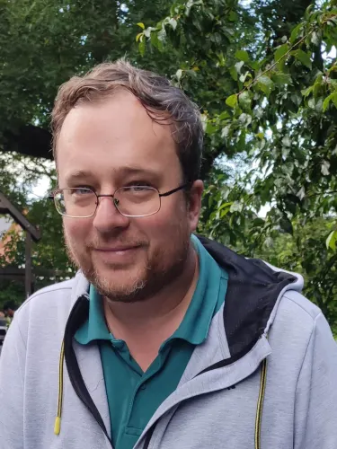 Lächelndes Gesicht beim Sommerfest