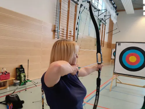 Bogenschießen ausprobieren beim Sporttag für Frauen