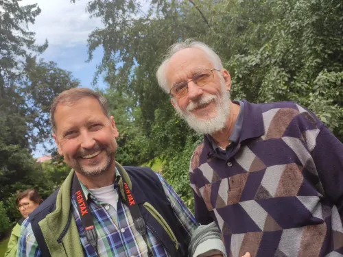 Lächelnde Gesichter beim Sommerfest