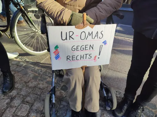 Demoplakat: Uromas gegen Rechts