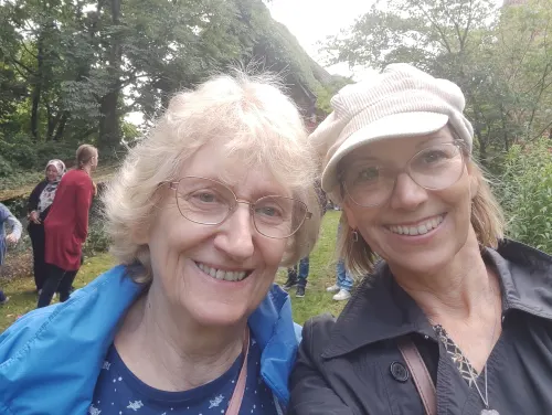 Lächelnde Gesichter beim Sommerfest