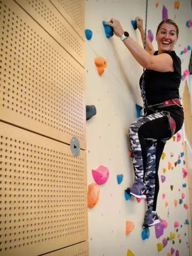 Klettern beim Sporttag für Frauen